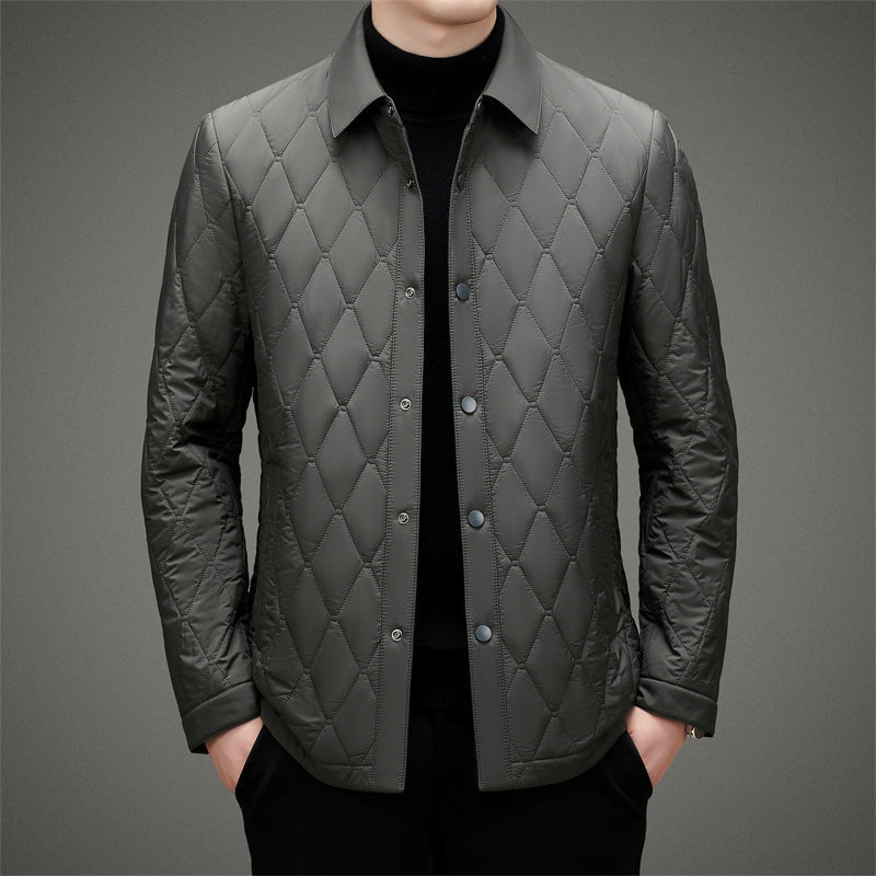 Giacca uomo autunnale trapuntata, versatile e leggera, disponibile in grigio e blu per ogni stile.