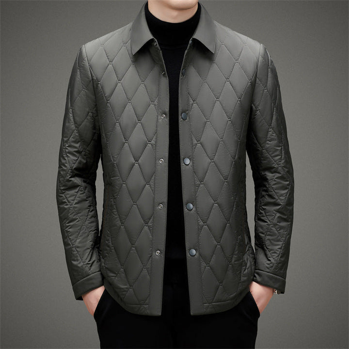 Giacca uomo autunnale trapuntata, versatile e leggera, disponibile in grigio e blu per ogni stile.