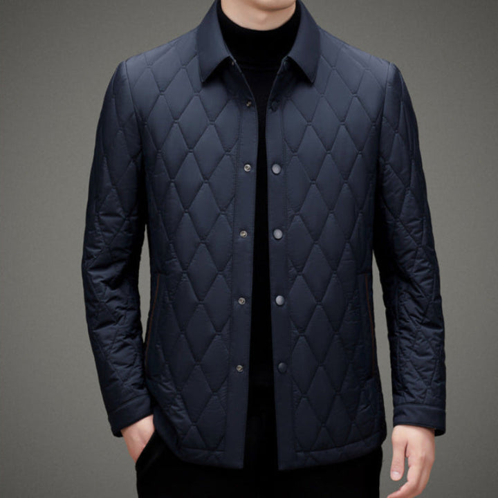 Giacca blu uomo autunnale, leggera e versatile, perfetta per un look casual o un abbigliamento esterno.