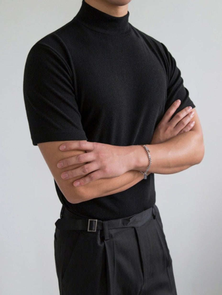 Maglietta uomo slim fit nera con collo alto e maniche corte. Ideale per look eleganti o casual traspiranti.