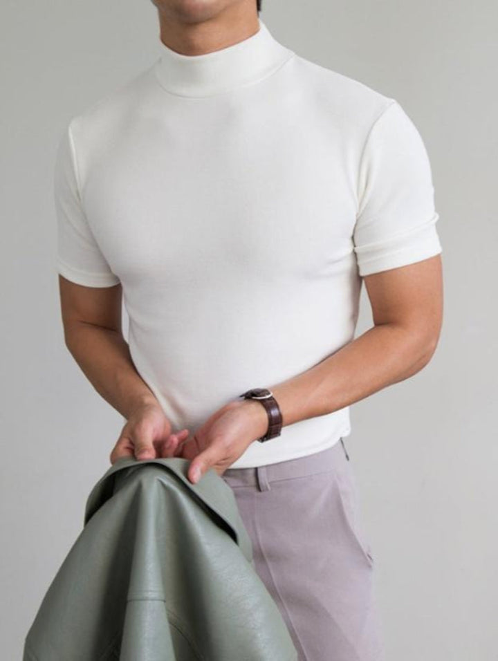 T-shirt uomo slim fit traspirante con collo alto, perfetta per fitness o streetwear. Moda maschile versatile.