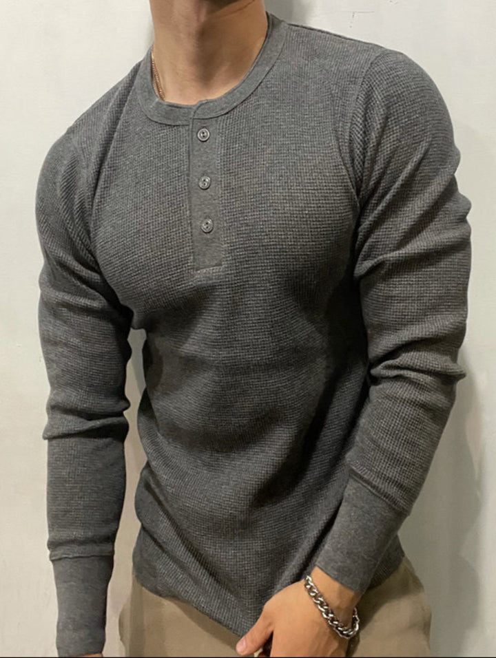 Elegante maglietta uomo a maniche lunghe Henley slim fit. Perfetta per uno stile casual chic, abbigliamento maschile versatile.