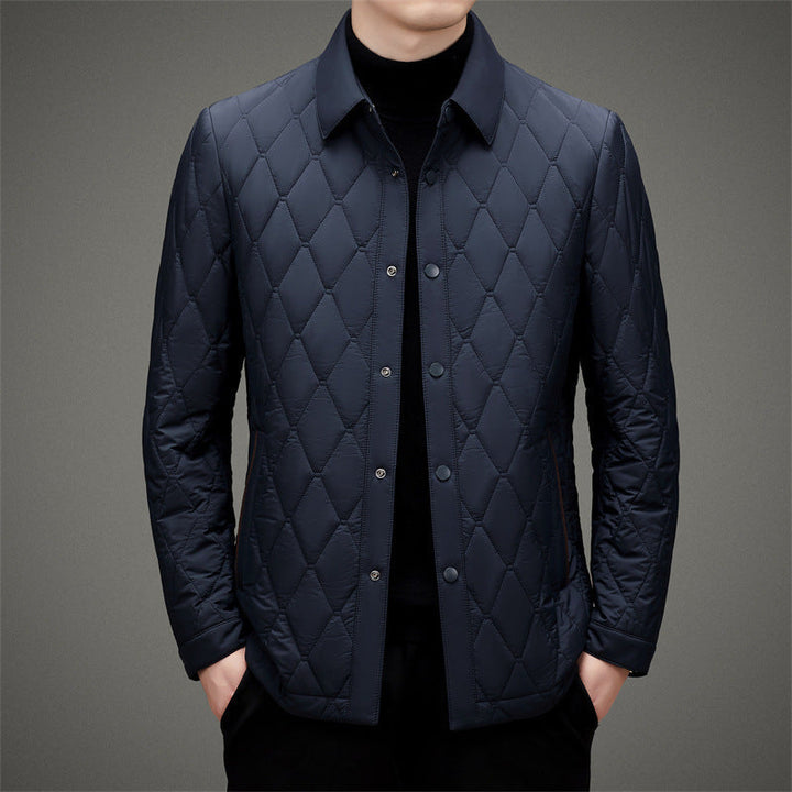 Giacca uomo leggera per l'autunno, versatile e di moda, perfetta per un look elegante o casual da esterno.