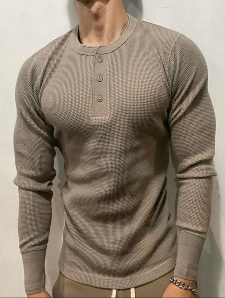 Maglietta uomo casual Henley, maniche lunghe, vestibilità slim. Abbigliamento maschile moderno per ogni giorno.