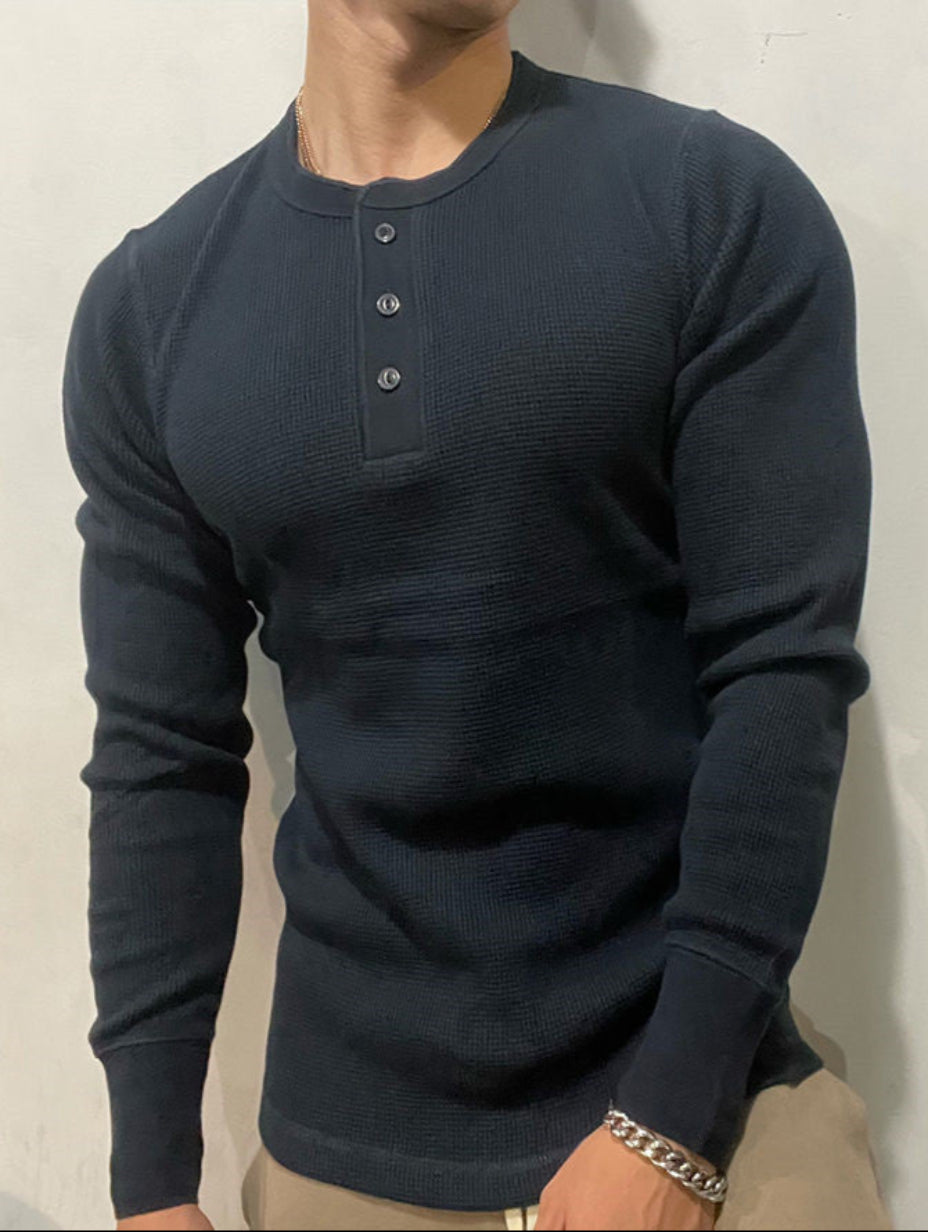 Maglietta uomo Henley a maniche lunghe, vestibilità slim. Ottima per strati o look casual retrò. Abbigliamento maschile.