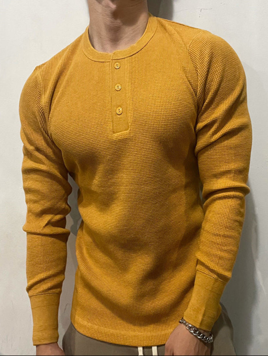 Maglietta uomo slim a maniche lunghe con collo Henley, per un look casual e confortevole. Abbigliamento maschile versatile.