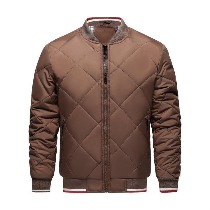 Modello indossa giubbotto bomber uomo trapuntato geometrico, stile moderno e confortevole.