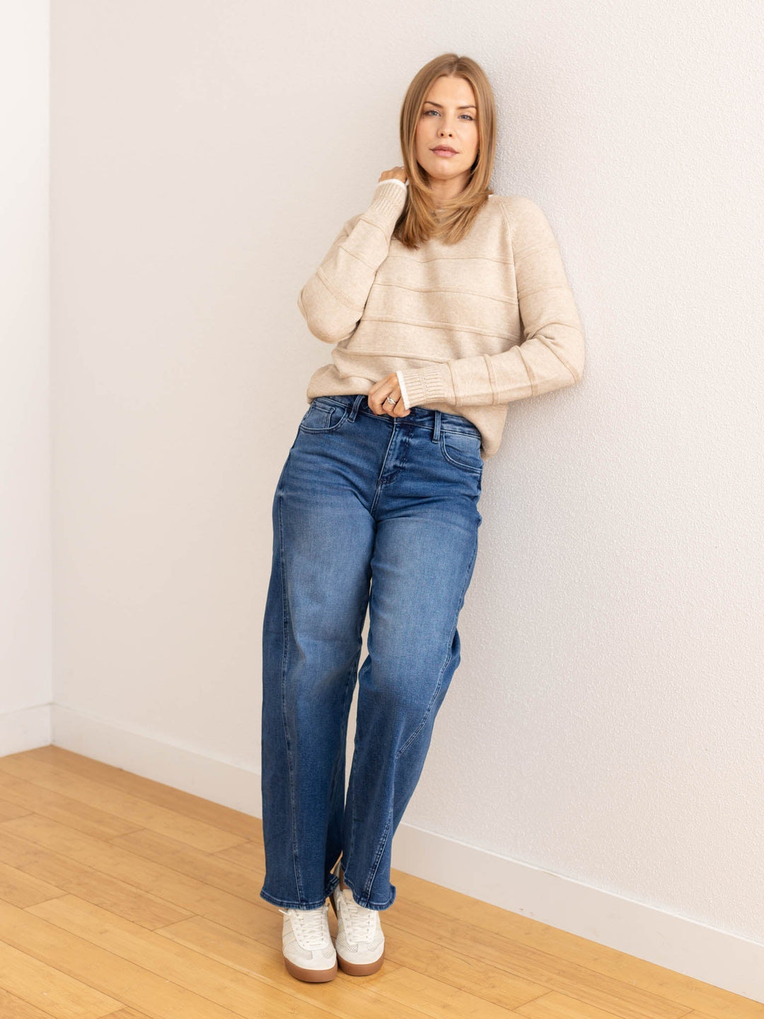Maglione donna casual a righe crema, versatile per abbigliamento autunno/inverno. Morbido e confortevole.