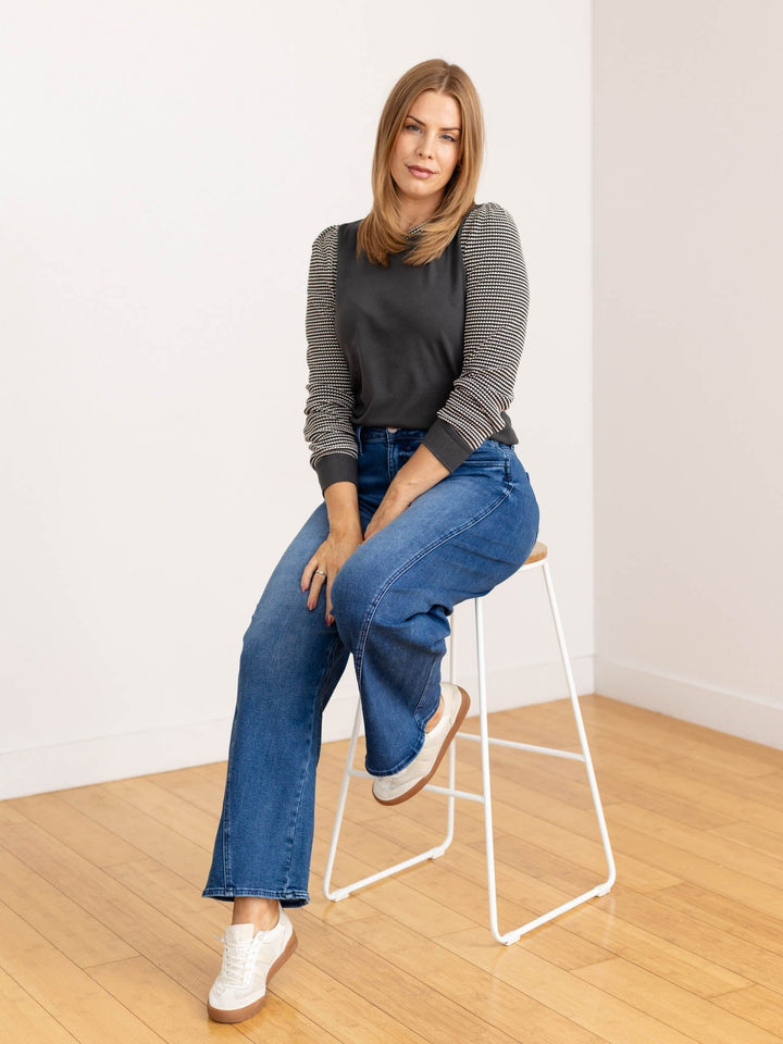 Top donna elegante con maniche a palloncino e scollo tondo. Maglia moderna per uno stile quotidiano femminile.