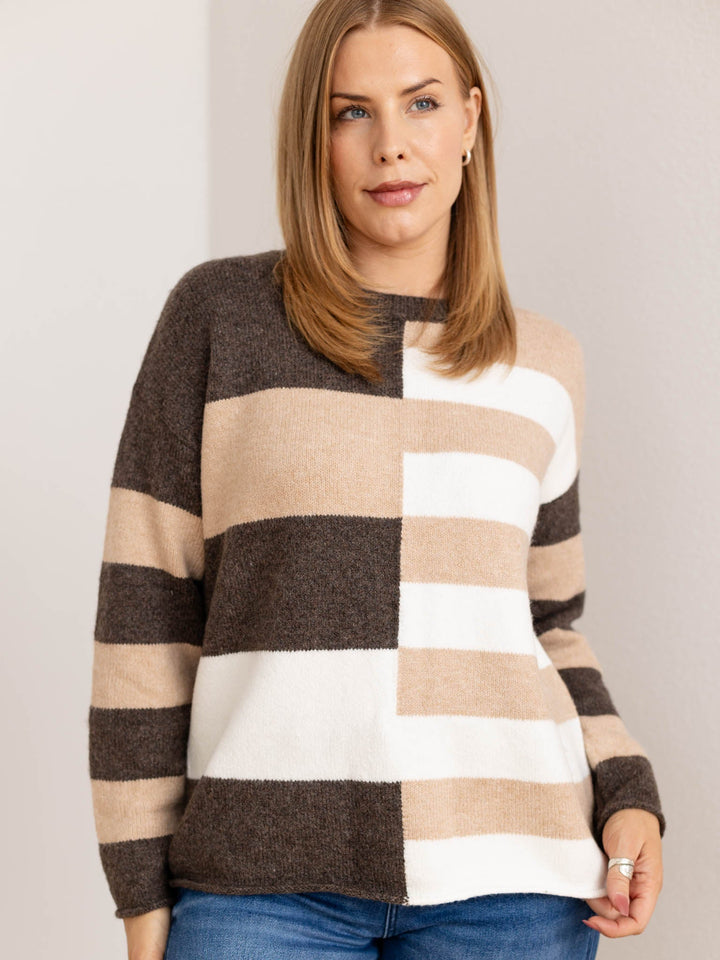 Dettaglio maglione donna beige a righe traforato, girocollo e spalle scese, ideale per look casual confortevole.