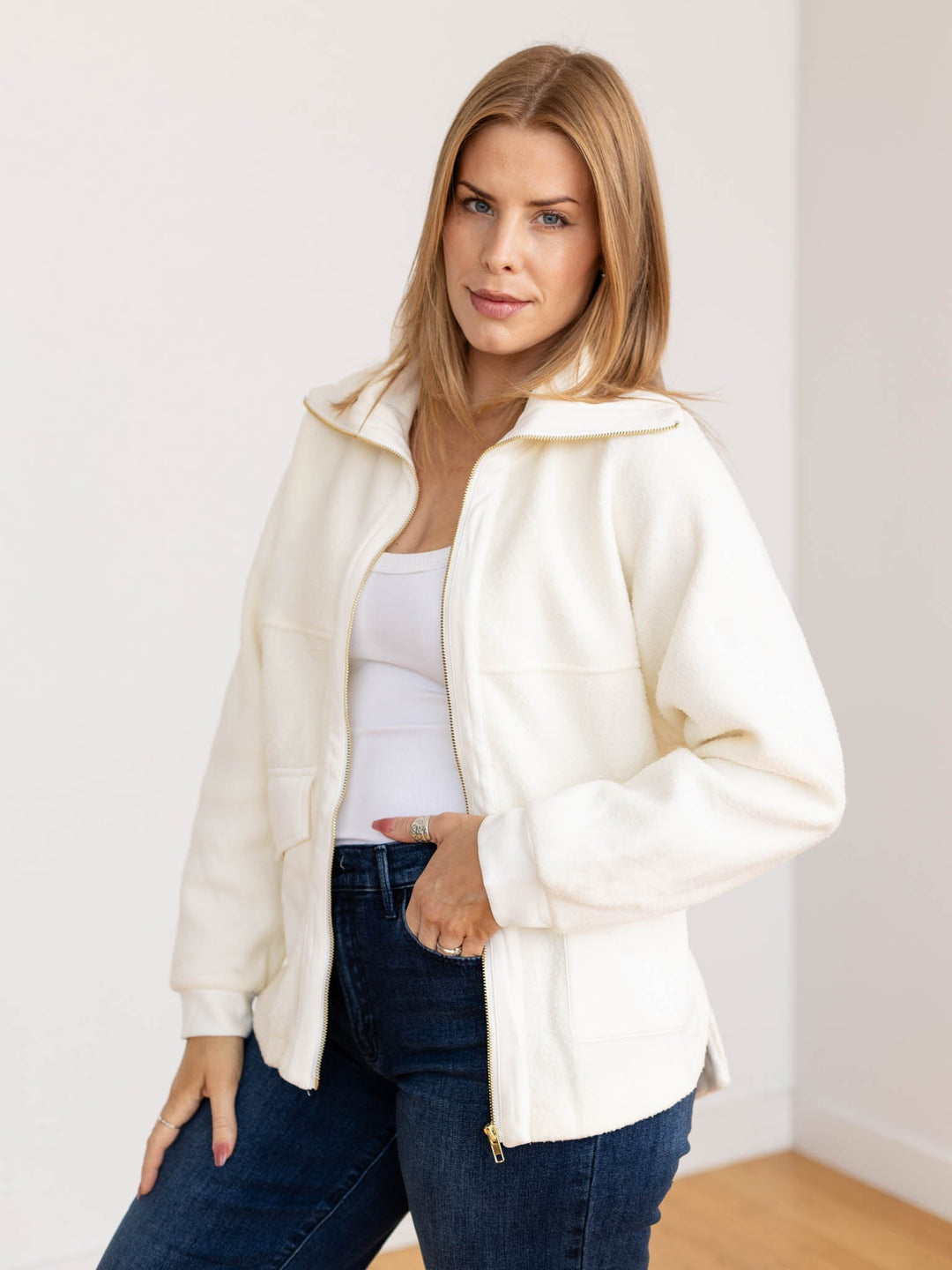 Giacca autunnale donna avorio con zip frontale e tasche. Stile elegante e versatile per ogni outfit.