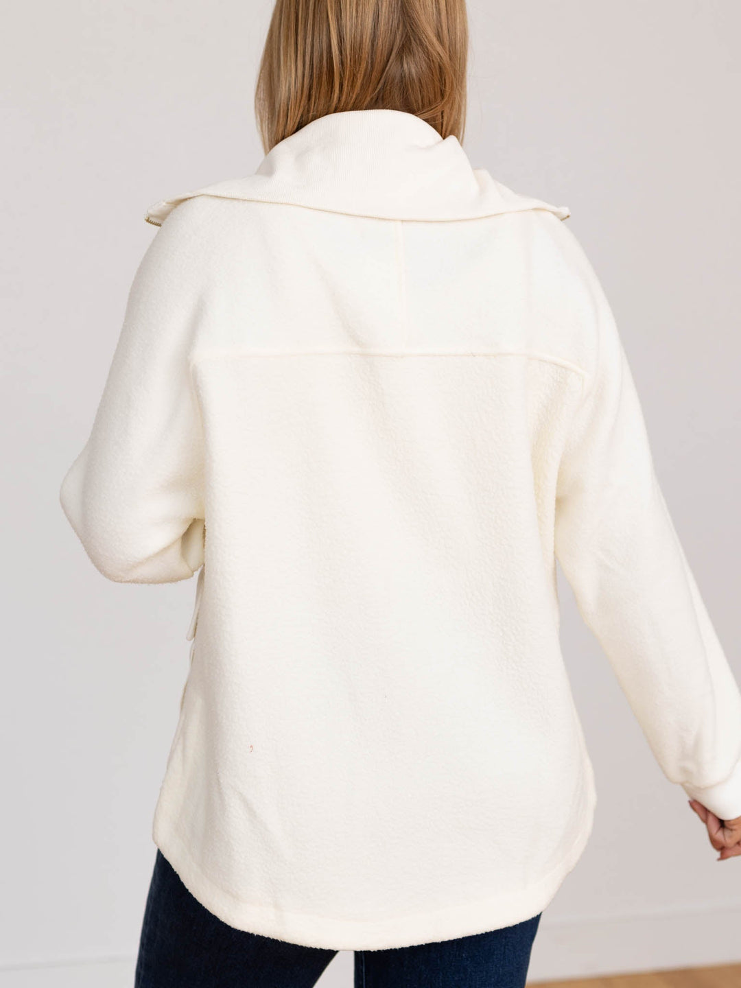 Giacca autunnale donna con zip e tasche funzionali. Design avorio elegante con colletto strutturato.