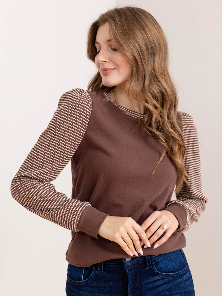 Maglioncino donna grigio con dettagli maniche a palloncino. Scollo tondo, maglia perfetta per uno stile casual-elegante.
