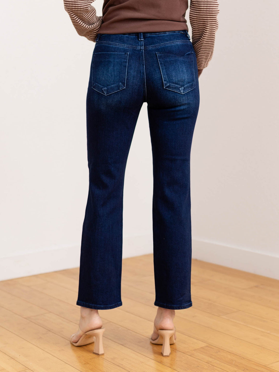 Jeans donna scuri a vita media con gamba dritta, lunghezza caviglia. Ideali per look versatili e stile casual.