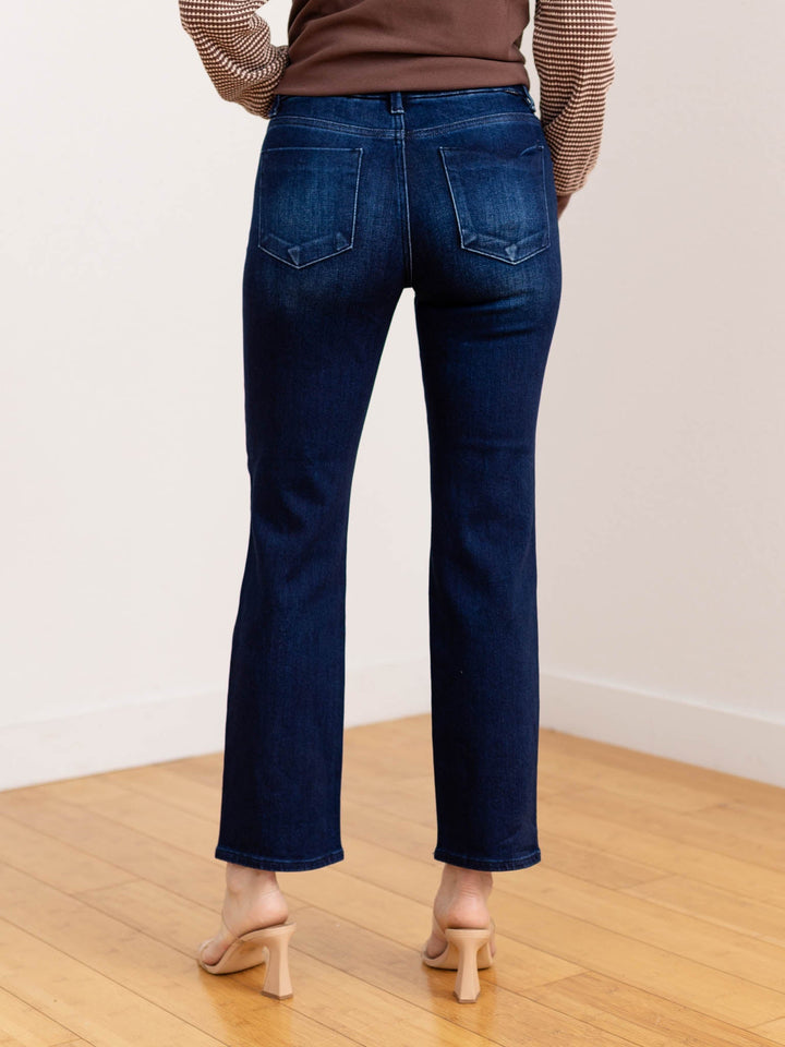 Jeans donna scuri a vita media con gamba dritta, lunghezza caviglia. Ideali per look versatili e stile casual.