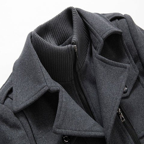 Giacca invernale uomo monopetto, ideale per un outfit formale o casual-chic nella stagione fredda.