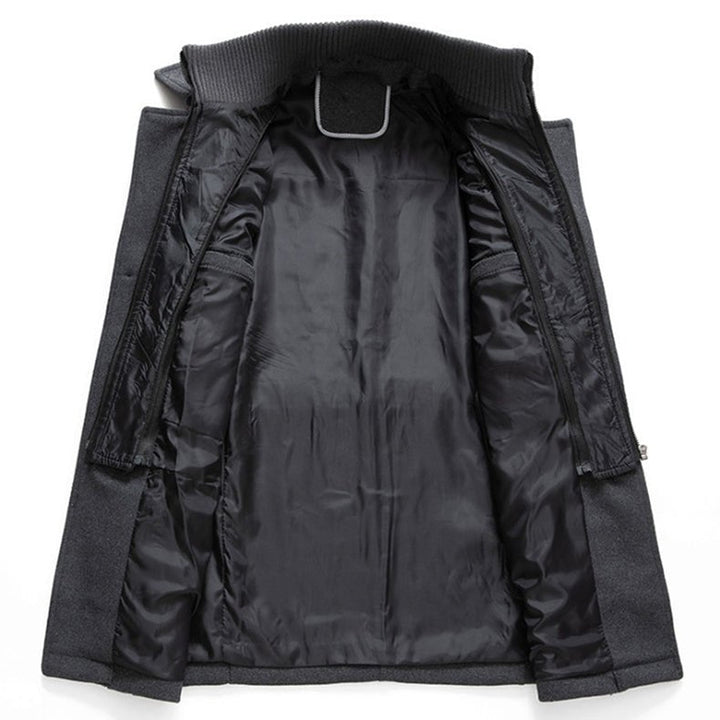 Stile elegante e caldo: cappotto invernale uomo monopetto, perfetto per affrontare il freddo con distinzione.