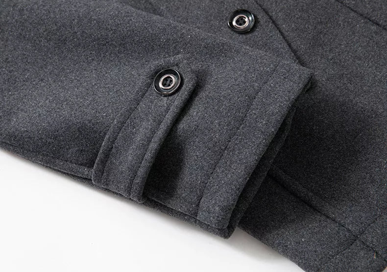 Soprabito uomo monopetto per l'inverno, unisce calore, comfort e un'eleganza senza tempo.