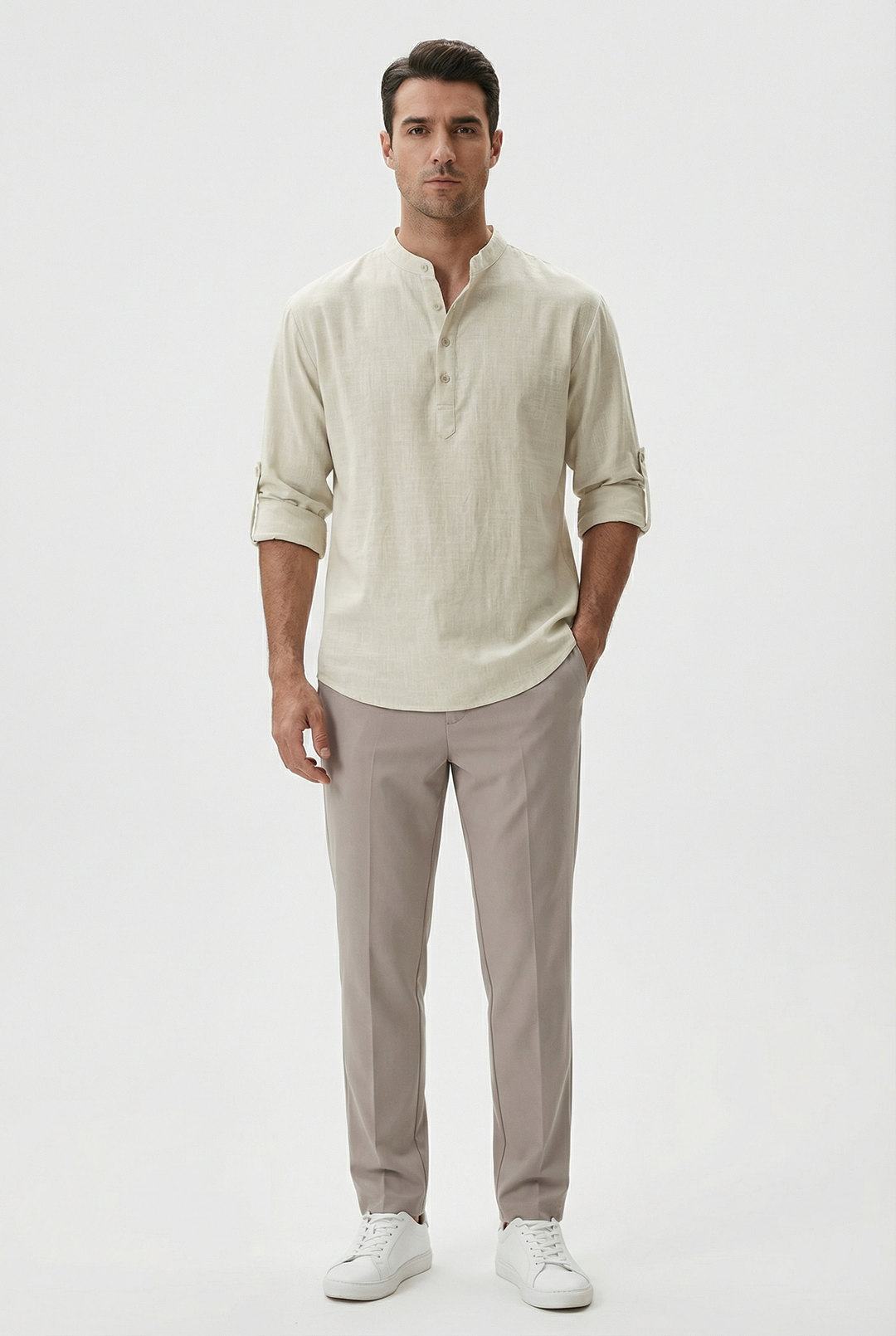 Colletto e bottoni della camicia estiva uomo, dettagli che definiscono qualità e stile casual chic.