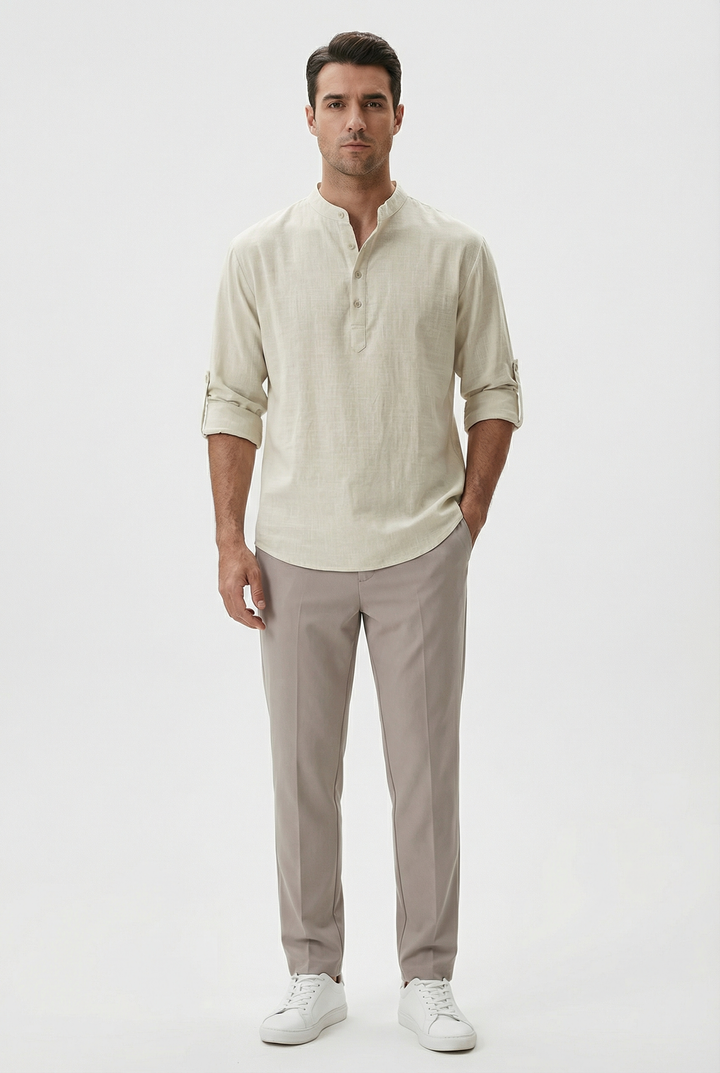 Colletto e bottoni della camicia estiva uomo, dettagli che definiscono qualità e stile casual chic.
