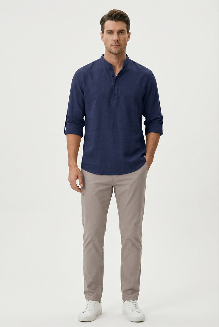 Vista posteriore camicia estiva da uomo, taglio dritto e confortevole, abbigliamento casual per l'estate.