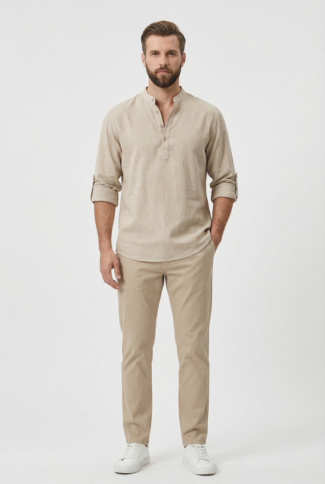 Uomo indossa camicia estiva casual chic, maniche arrotolate, ideale per vacanze e tempo libero.