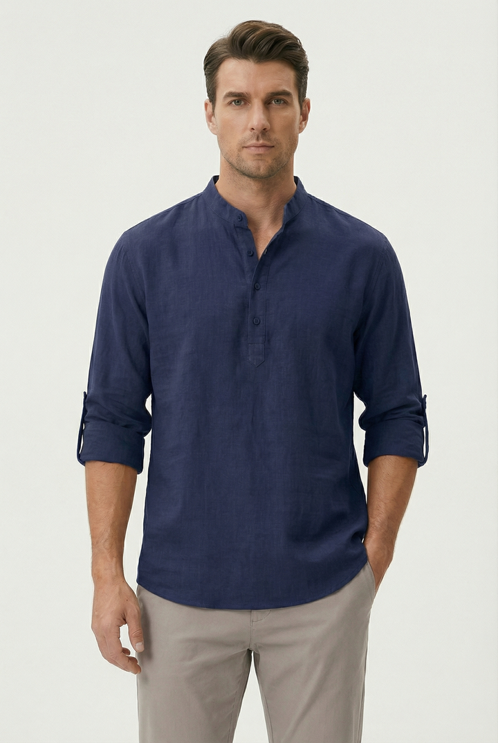 Camicia estiva uomo distesa, mostra il design leggero e il tessuto traspirante per il massimo comfort.