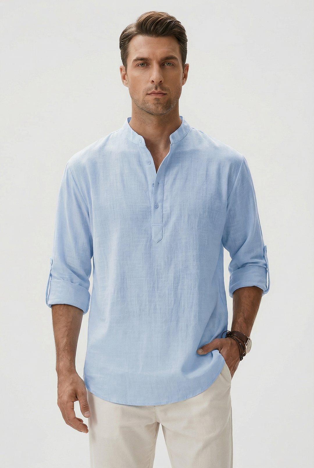 Camicia uomo estiva su modello in spiaggia, perfetta per uno stile rilassato, vacanziero e moda uomo.