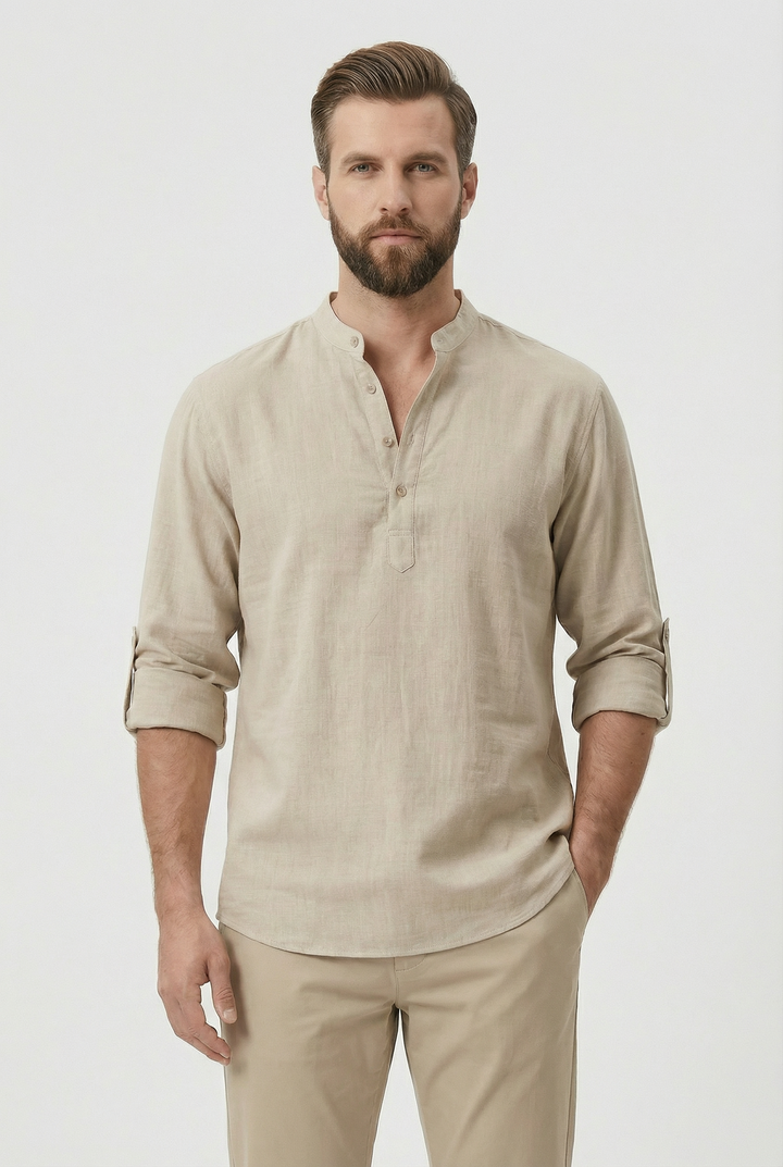 Camicia estiva uomo traspirante con maniche arrotolate, ideale per un look casual e rilassato.