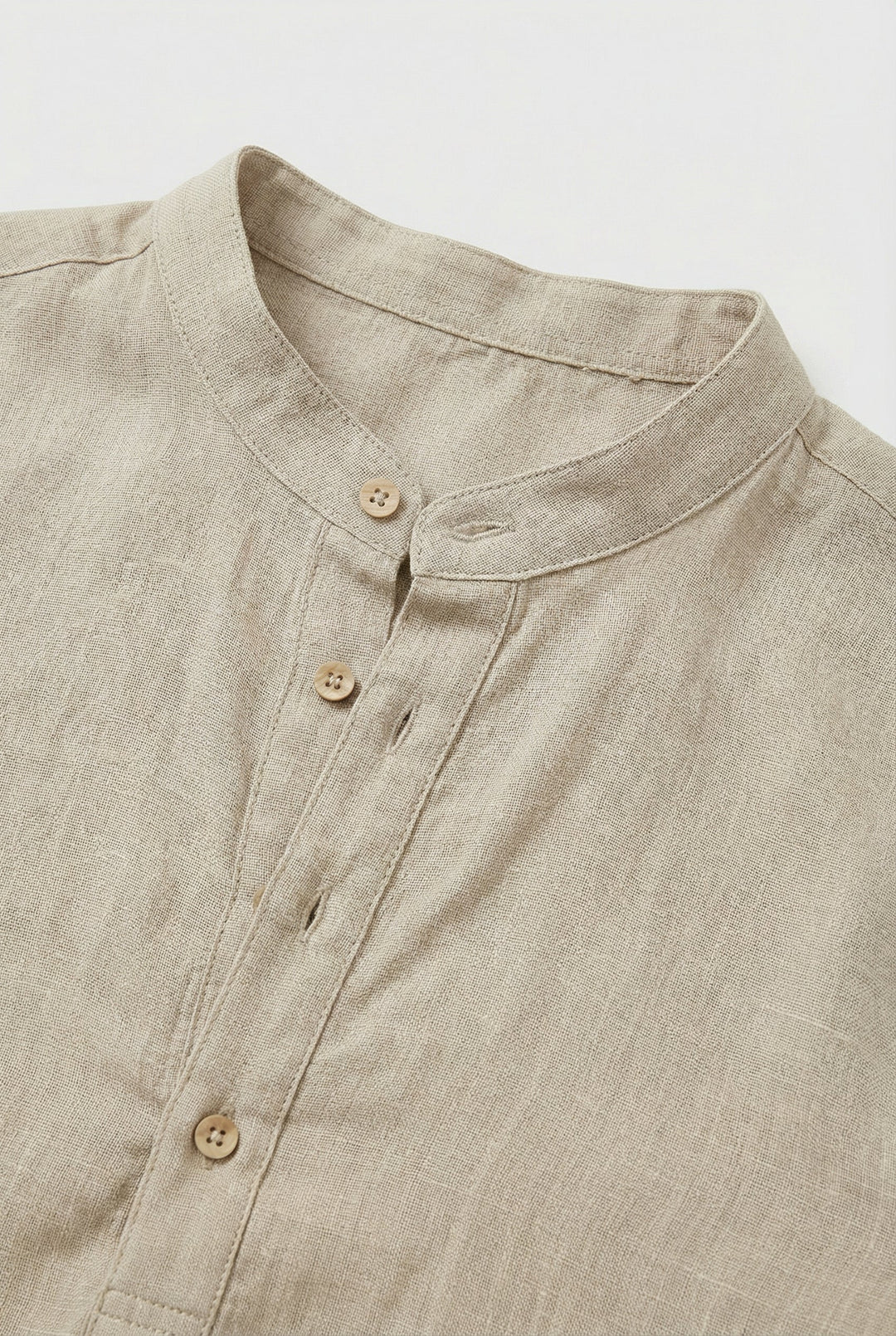 Dettaglio tessuto traspirante camicia estiva uomo, perfetta per giornate calde e comfort estivo.