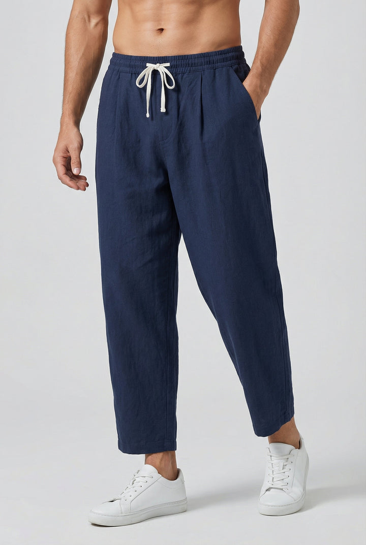 Pantaloni uomo ampi e freschi, con tasche laterali. Perfetti per la moda estiva e il comfort quotidiano.