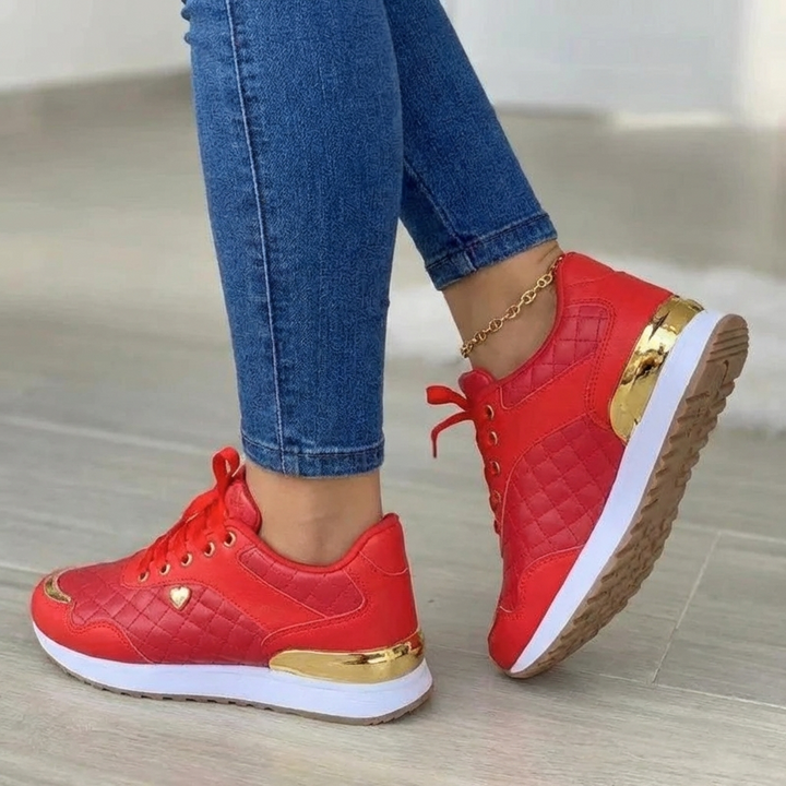 Sneakers donna versatili bianche, leggere, traspiranti, combinano moda, comfort e stabilità per tutto il giorno.