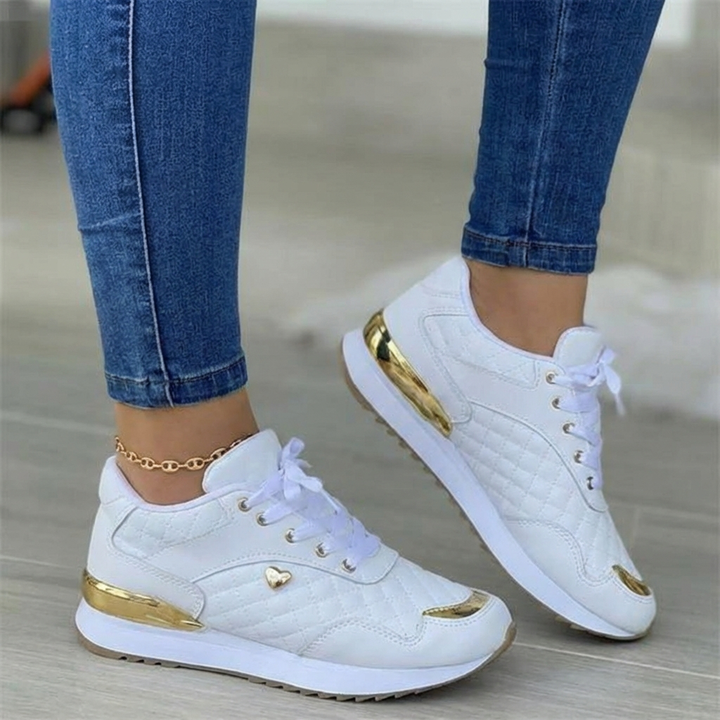 Sneakers donna nere con trama traspirante, leggere e confortevoli, assicurano stabilità e moda per ogni outfit.