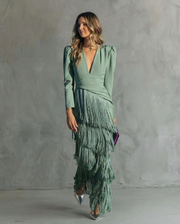Abito da festa donna con frange a strati fluide, scollo profondo, per look elegante e sofisticato.
