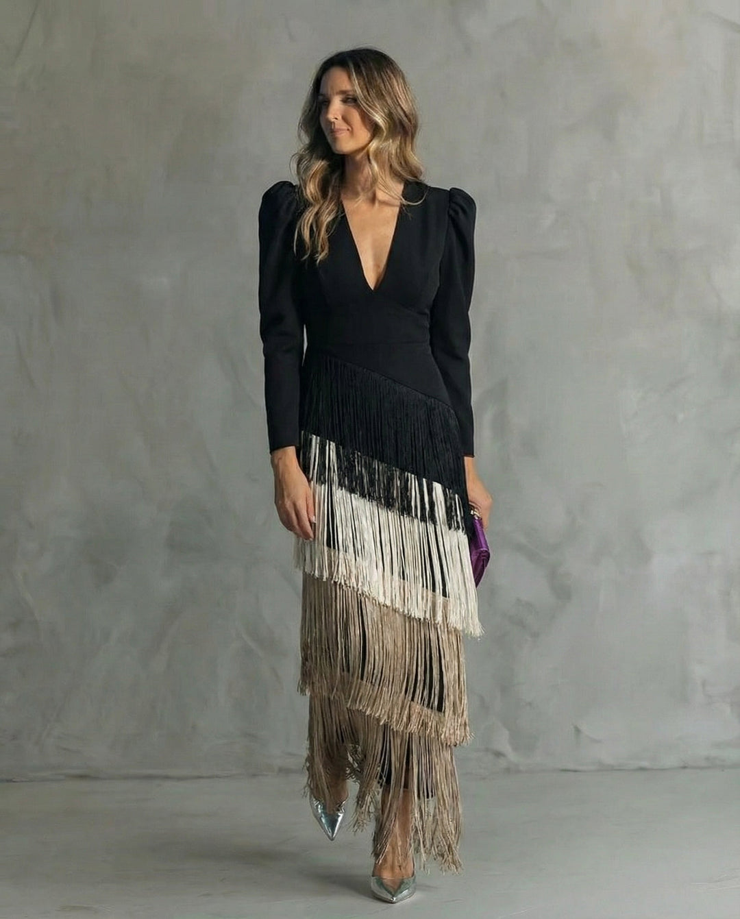 Abito midi donna versatile ed elegante, con maniche sfrangiate. Ideale per un outfit di moda femminile.