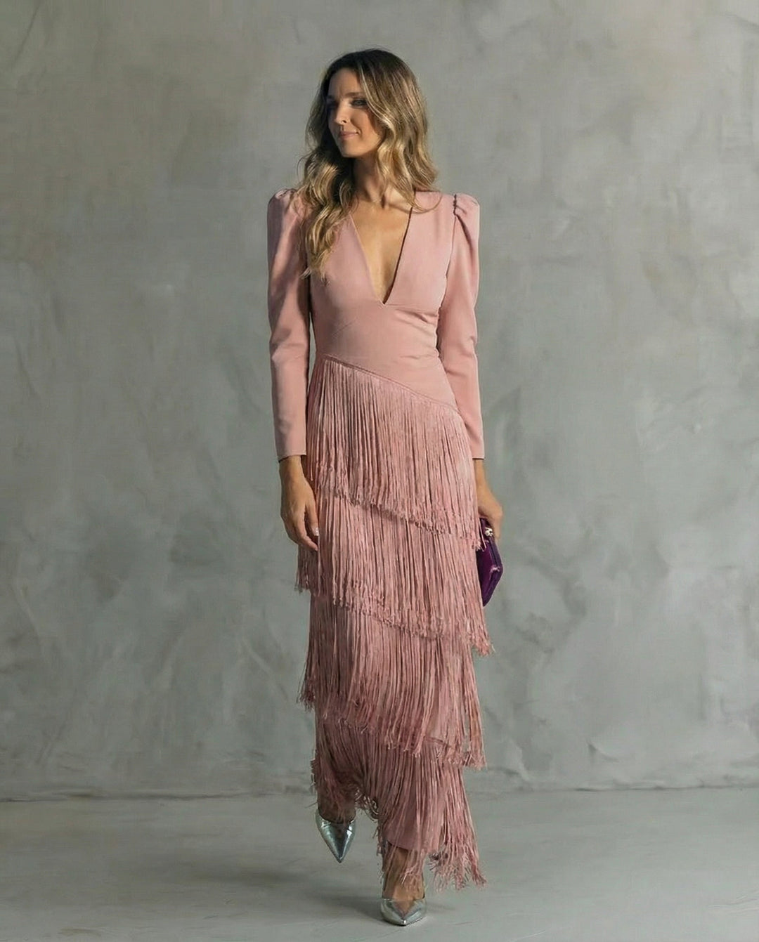 Vestito moda donna, look sofisticato con frange a strati e profondo scollo, abito da sera elegante.