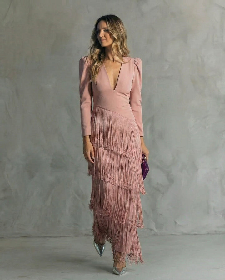 Vestito moda donna, look sofisticato con frange a strati e profondo scollo, abito da sera elegante.