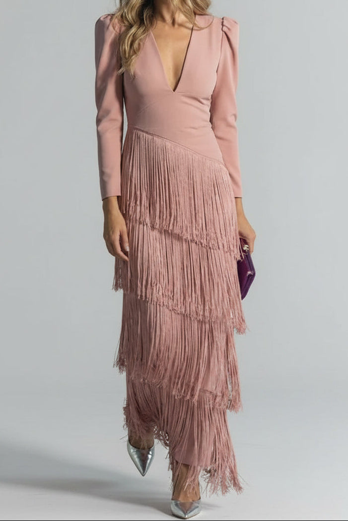 Abito elegante da donna con raffinate maniche sfrangiate, perfetto per serate e cerimonie.