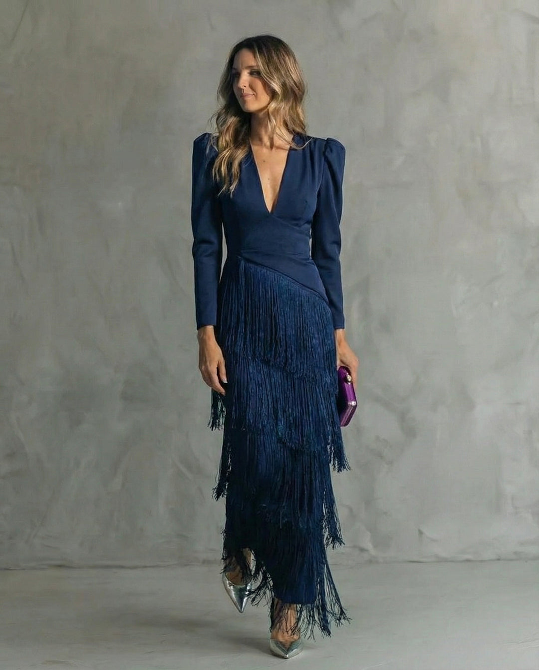 Abito midi donna chic con maniche sfrangiate uniche, ideale per serate eleganti e feste.