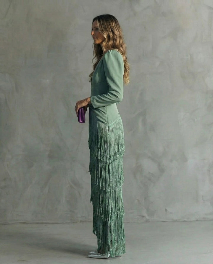 Abito da sera elegante da donna con maniche sfrangiate, ideale per un look raffinato in occasioni speciali.