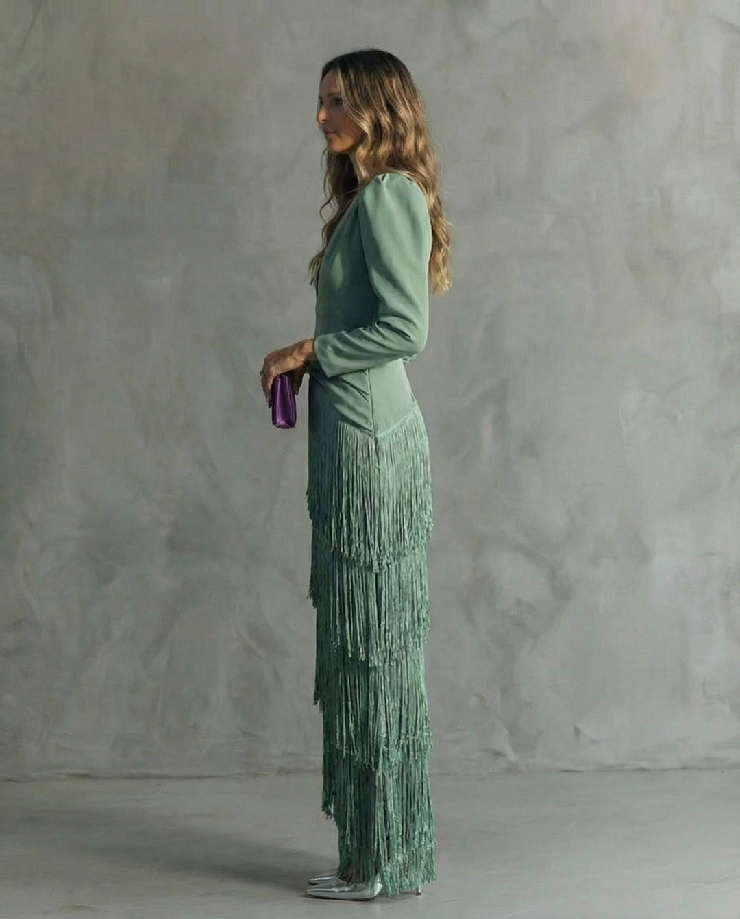 Abito midi elegante donna, vestibilità femminile, maniche sfrangiate chic. Ideale per cene o eventi formali.