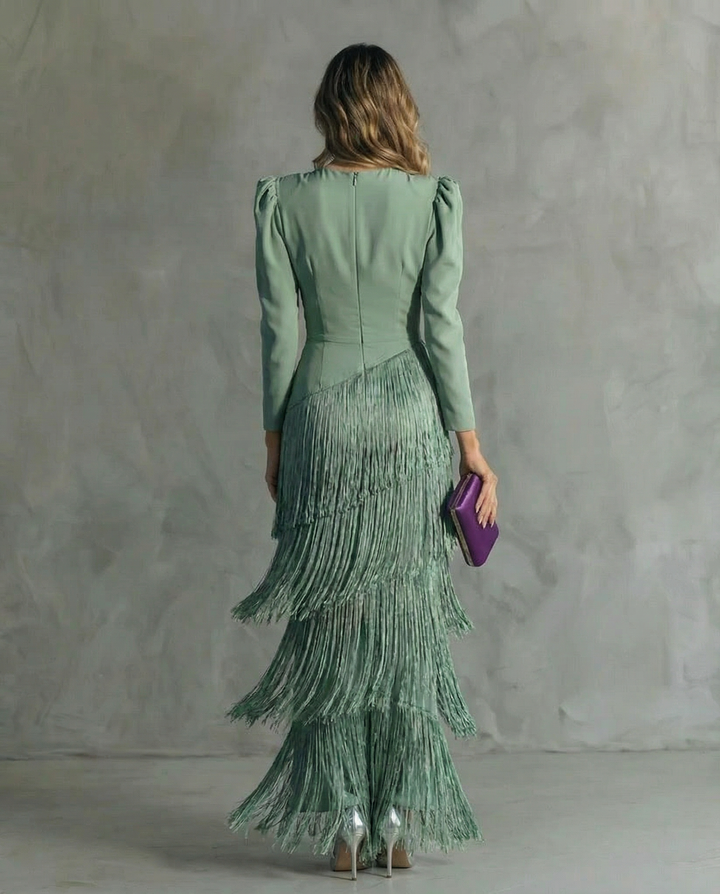 Vestito da sera per occasioni speciali donna, con frange e scollo profondo, per un look glamour.