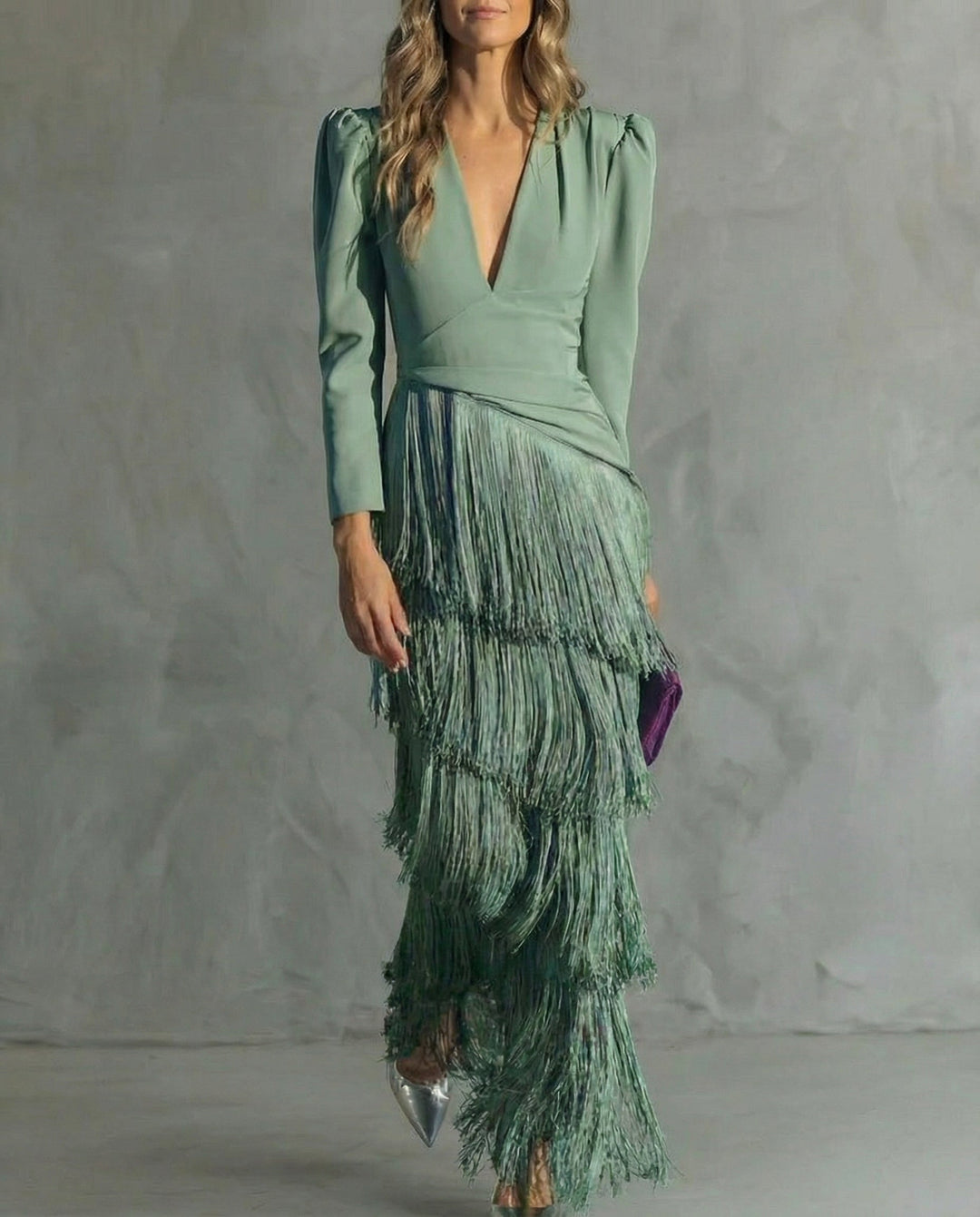 Vestito da sera elegante donna con frange a strati e scollo profondo, perfetto per feste.