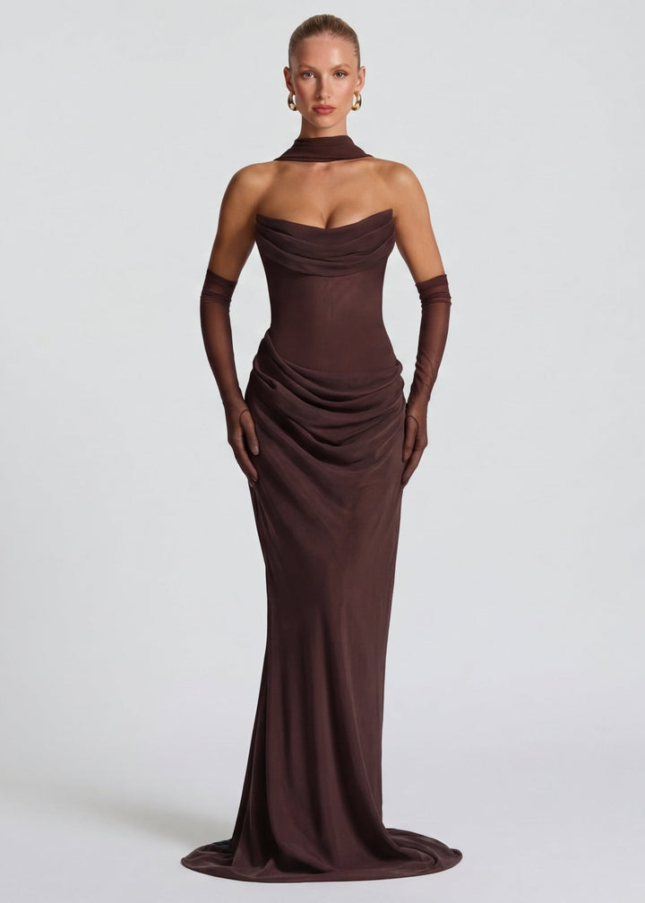 Donna che indossa un abito da sera drappeggiato, silhouette fluida. Elegante vestito lungo per eventi e occasioni importanti.