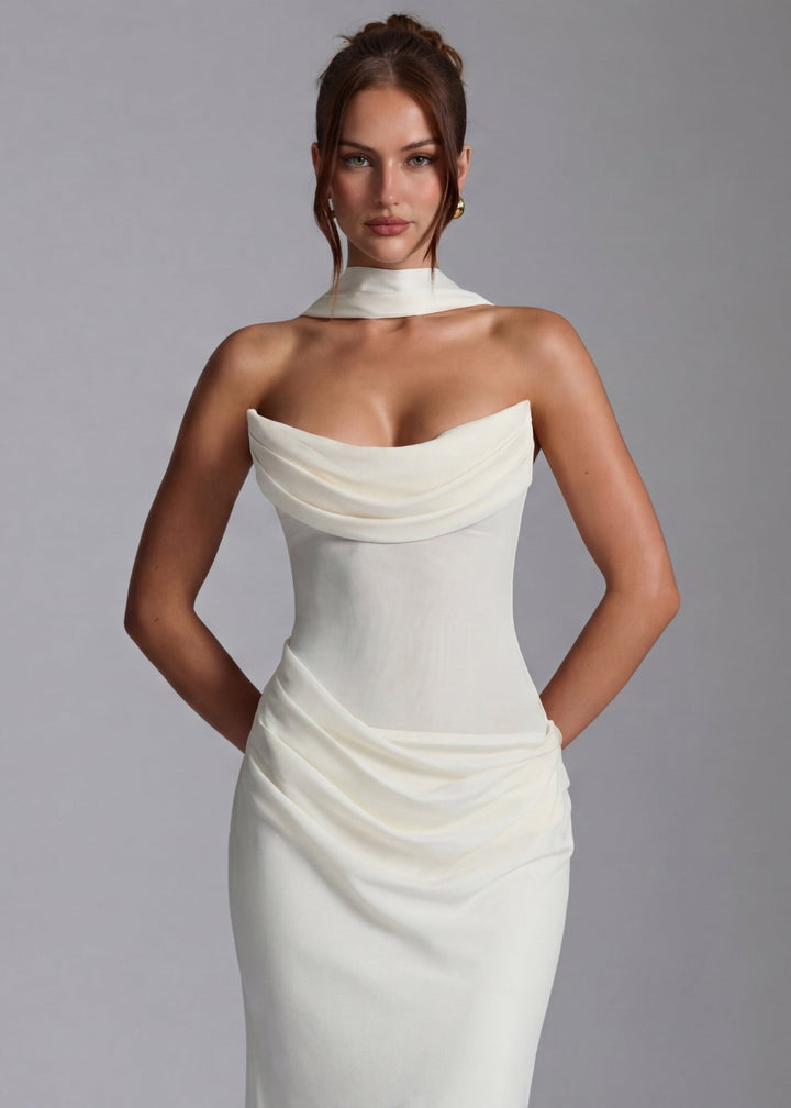 Abito da sera maxi drappeggiato per donna, con schiena scoperta. Elegante vestito lungo, perfetto per un look d'impatto.