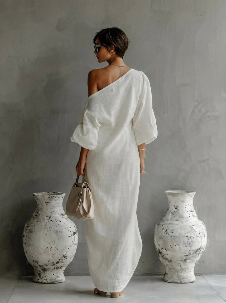 Abito da sera elegante monospalla, in nero, con caduta fluida per un look raffinato.