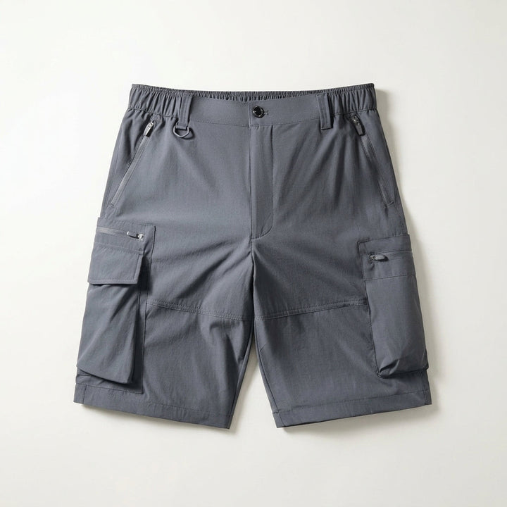 Shorts multitasche uomo per attività outdoor. Design funzionale e tessuto ad asciugatura rapida per il massimo comfort.