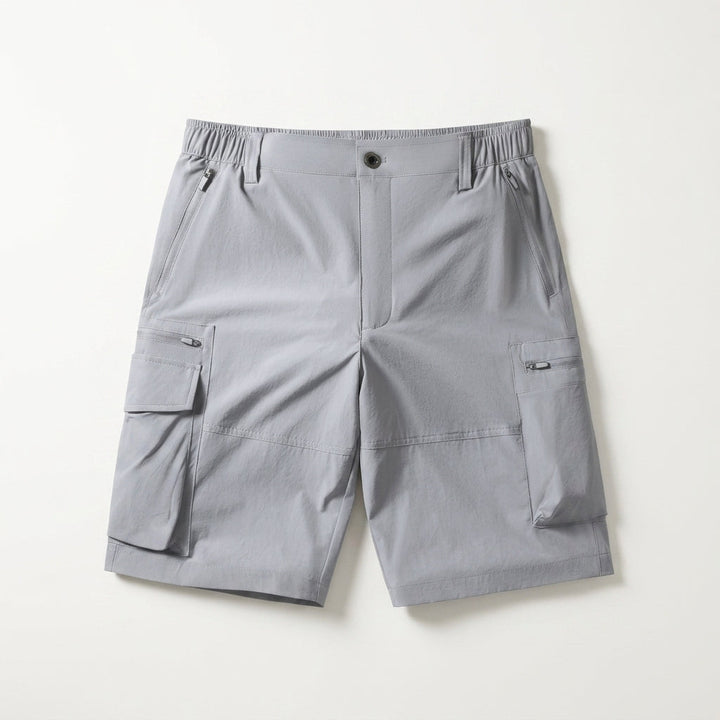 Shorts cargo uomo multitasche, ideali per viaggio e outdoor. Tessuto leggero e comoda vita elasticizzata.