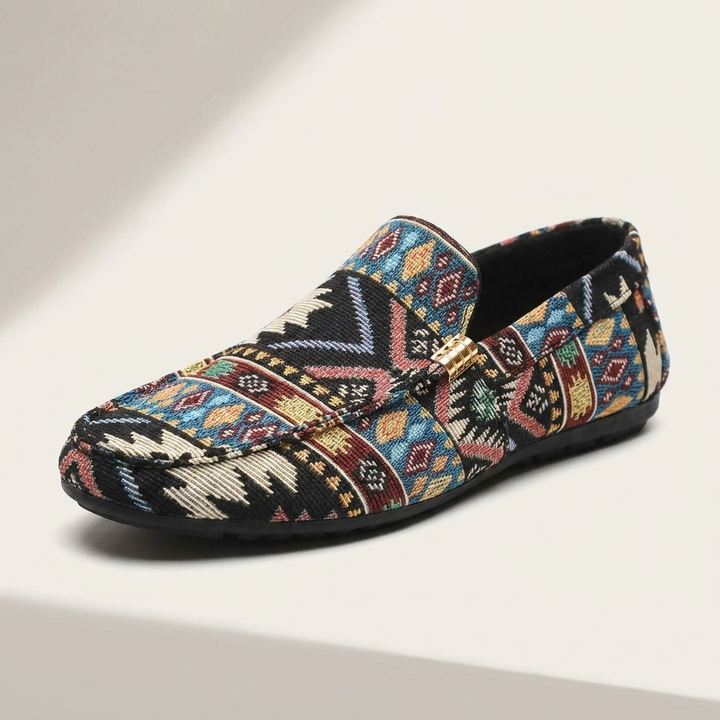 Mocassini uomo primavera/autunno in tessuto con stampa etnica. Scarpe slip-on casual beige e nere per look versatili.
