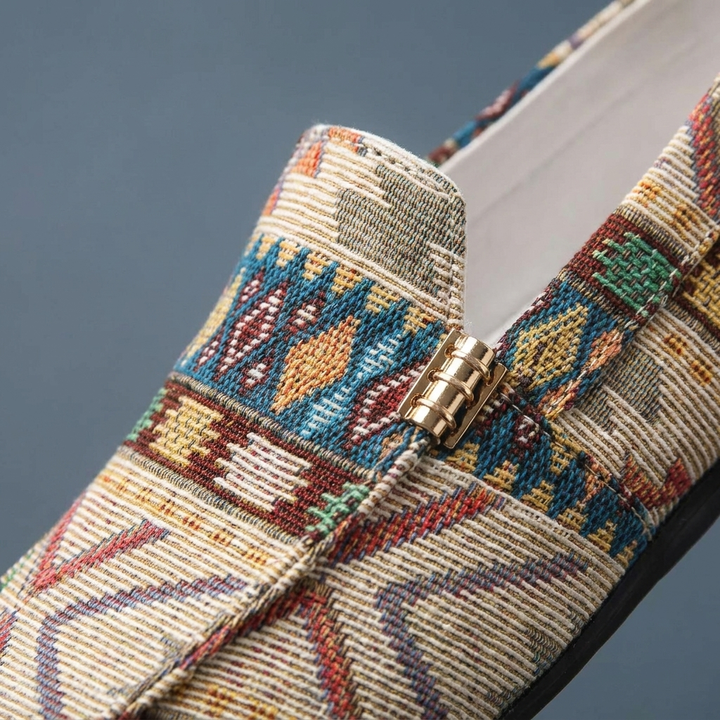 Mocassini uomo etnici in tessuto beige con accenti neri. Slip-on casual per primavera/autunno.